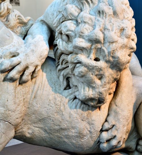 Detail - The lion that kills the horse